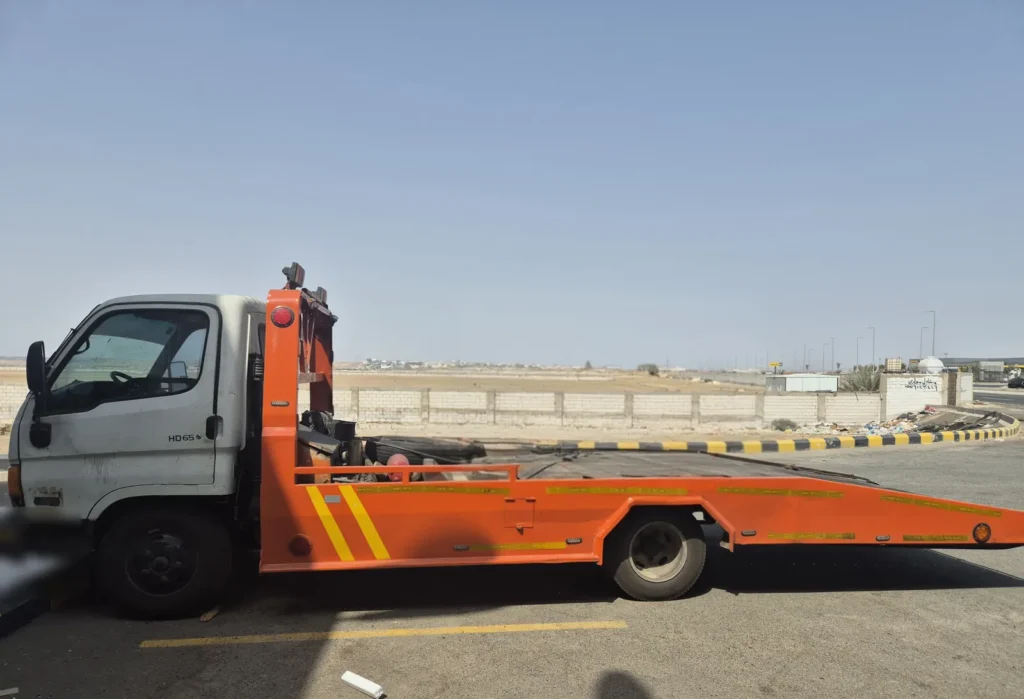 سطحة نقل سيارات فارغة جاهزة للتحرك في جدة